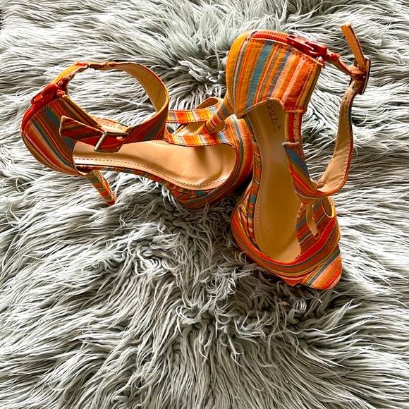 ShoeDazzle Castle Multi Colour Heels Size 8 - Picture 2 of 4